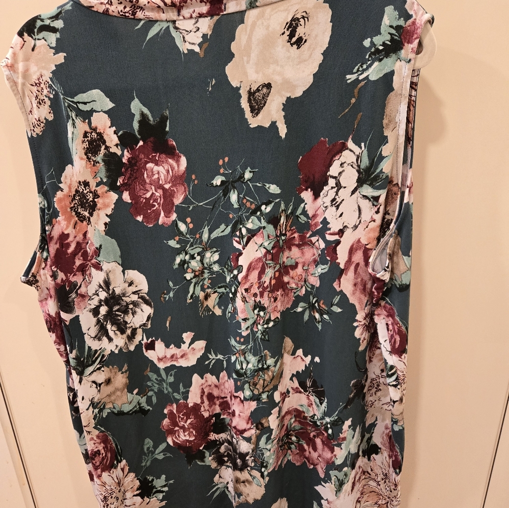 BLUE AND PURPLE FLOWERED SLEEVELESS SHELL